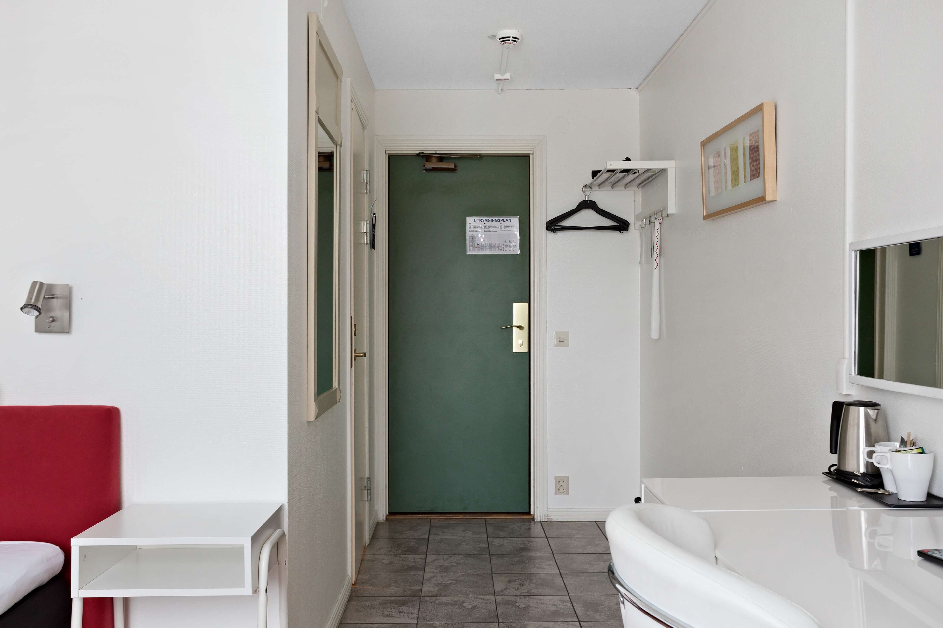 economy room, 1 single bed, non smoking | individually decorated, desk, laptop workspace, blackout curtains