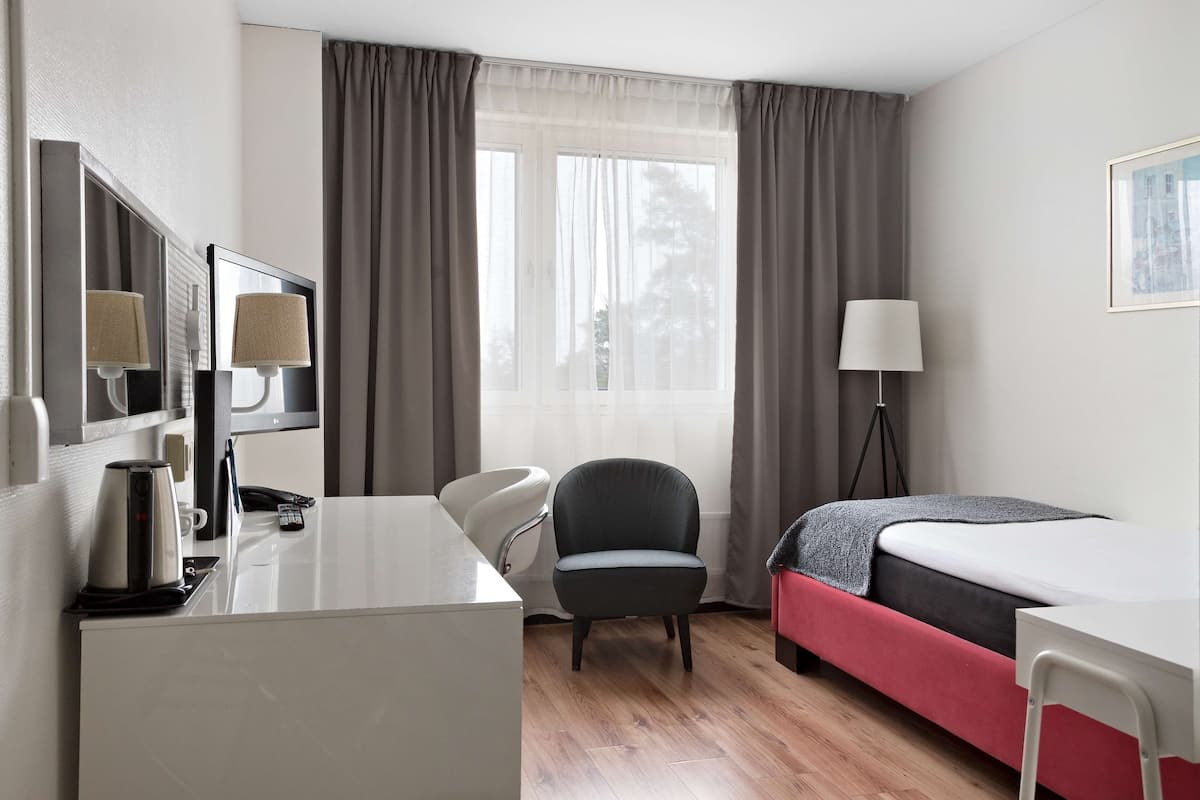 Economy Room, 1 Twin Bed, Non Smoking | Individually decorated, desk, laptop workspace, blackout drapes