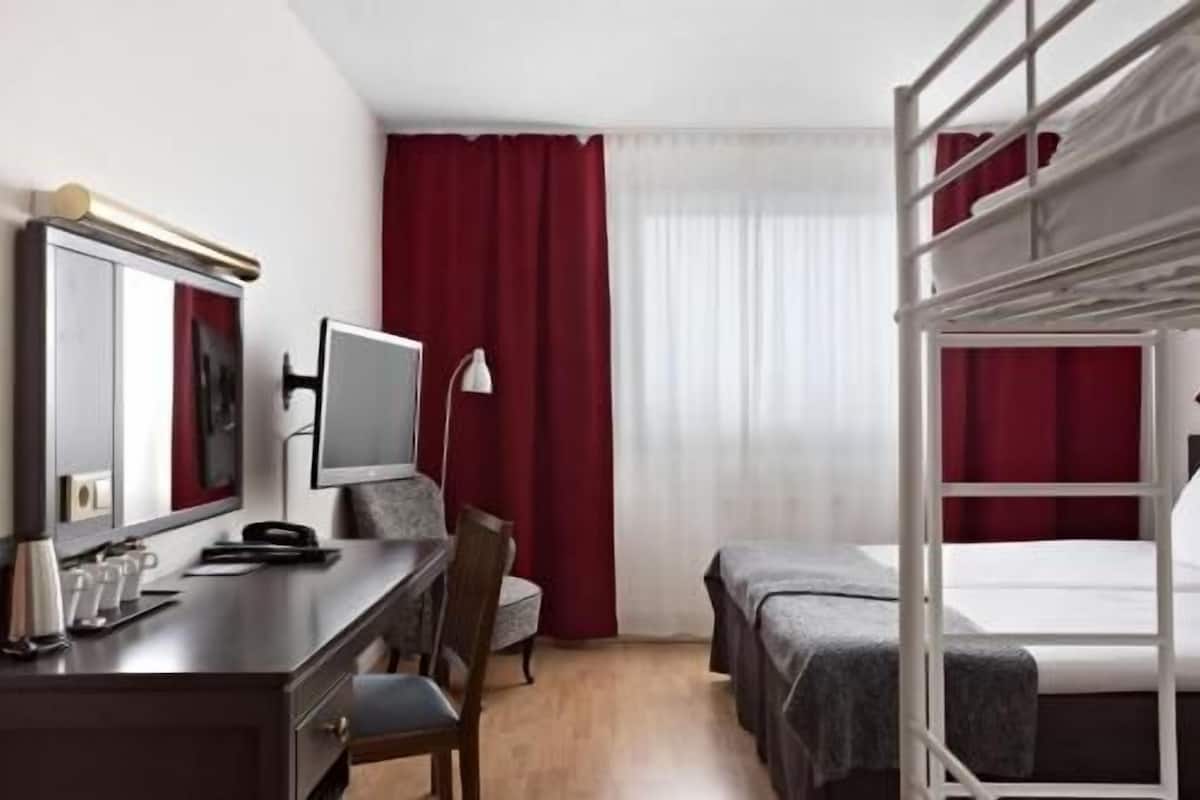 Decoración personalizada, escritorio y espacio para trabajar con laptop