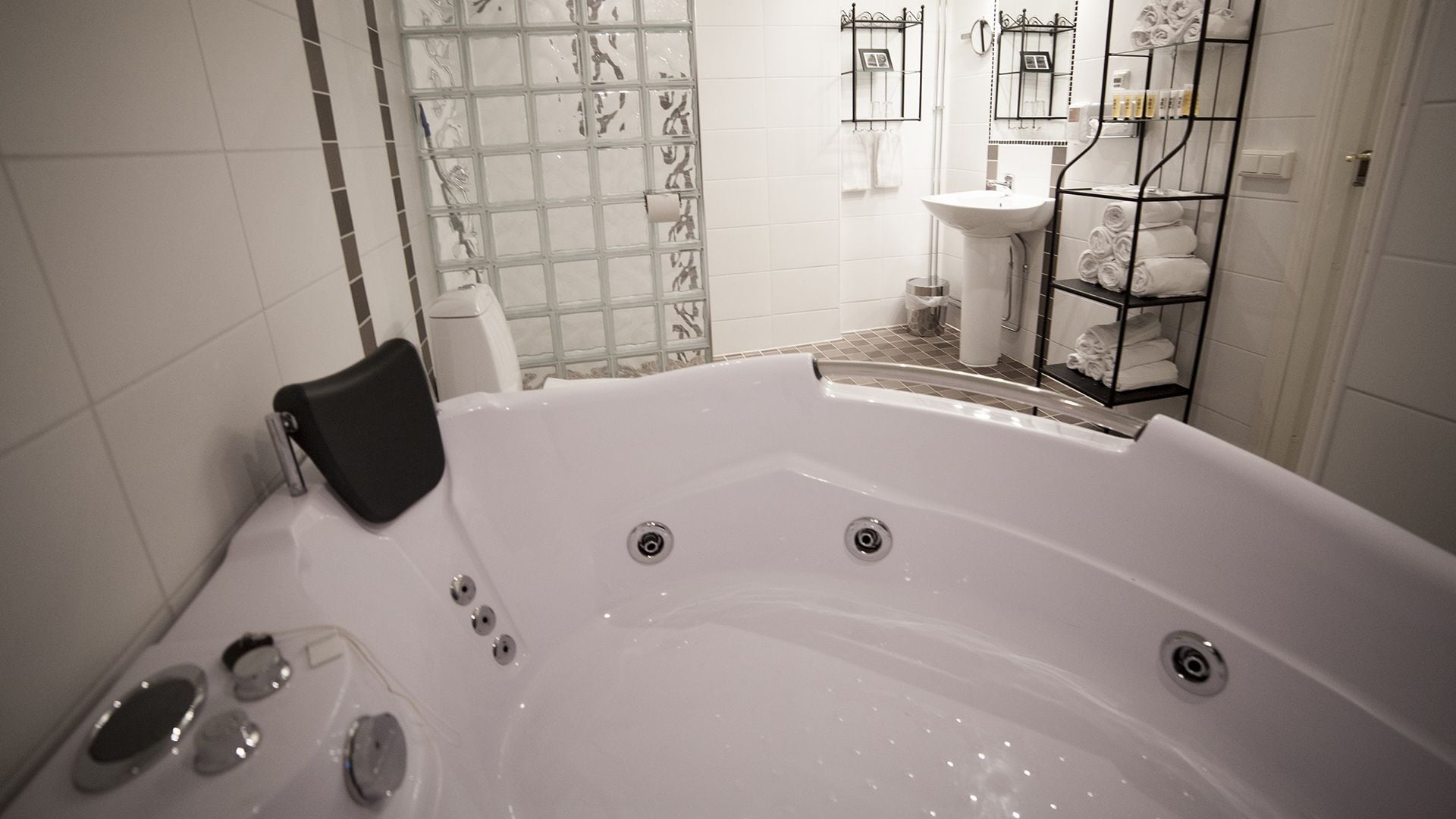 suite, 1 double bed, non smoking, hot tub | bathroom | shower, free toiletries, hair dryer, towels