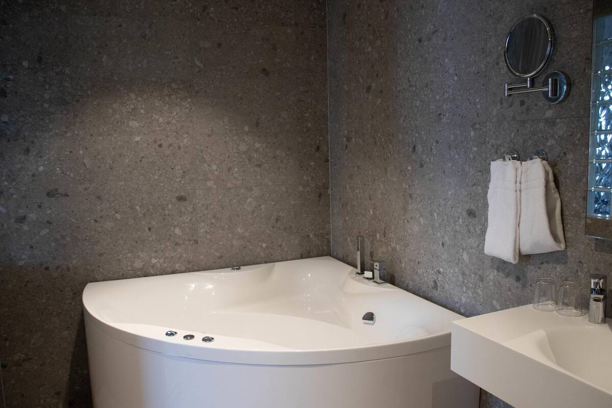 suite, 1 double bed, non smoking, hot tub | bathroom | shower, free toiletries, hair dryer, towels