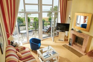 Signature Penthouse, 2 Bedrooms (Maisonette) | Hypo-allergenic bedding, minibar, in-room safe, desk