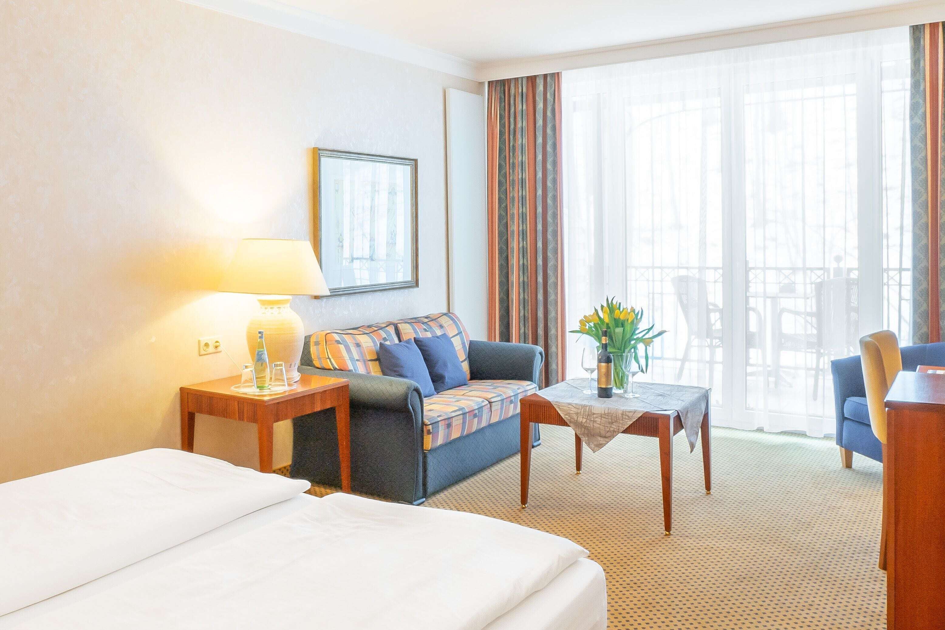 Allergikerbettwaren, Minibar, Zimmersafe, Schreibtisch