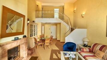 Signature-Penthouse, 2 Schlafzimmer (Maisonette) | Wohnbereich | 31-Zoll-Flachbildfernseher mit Kabelempfang, Fernseher