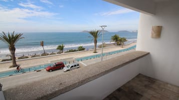 Habitación estándar, 2 camas matrimoniales, vista al océano | Vista desde la habitación