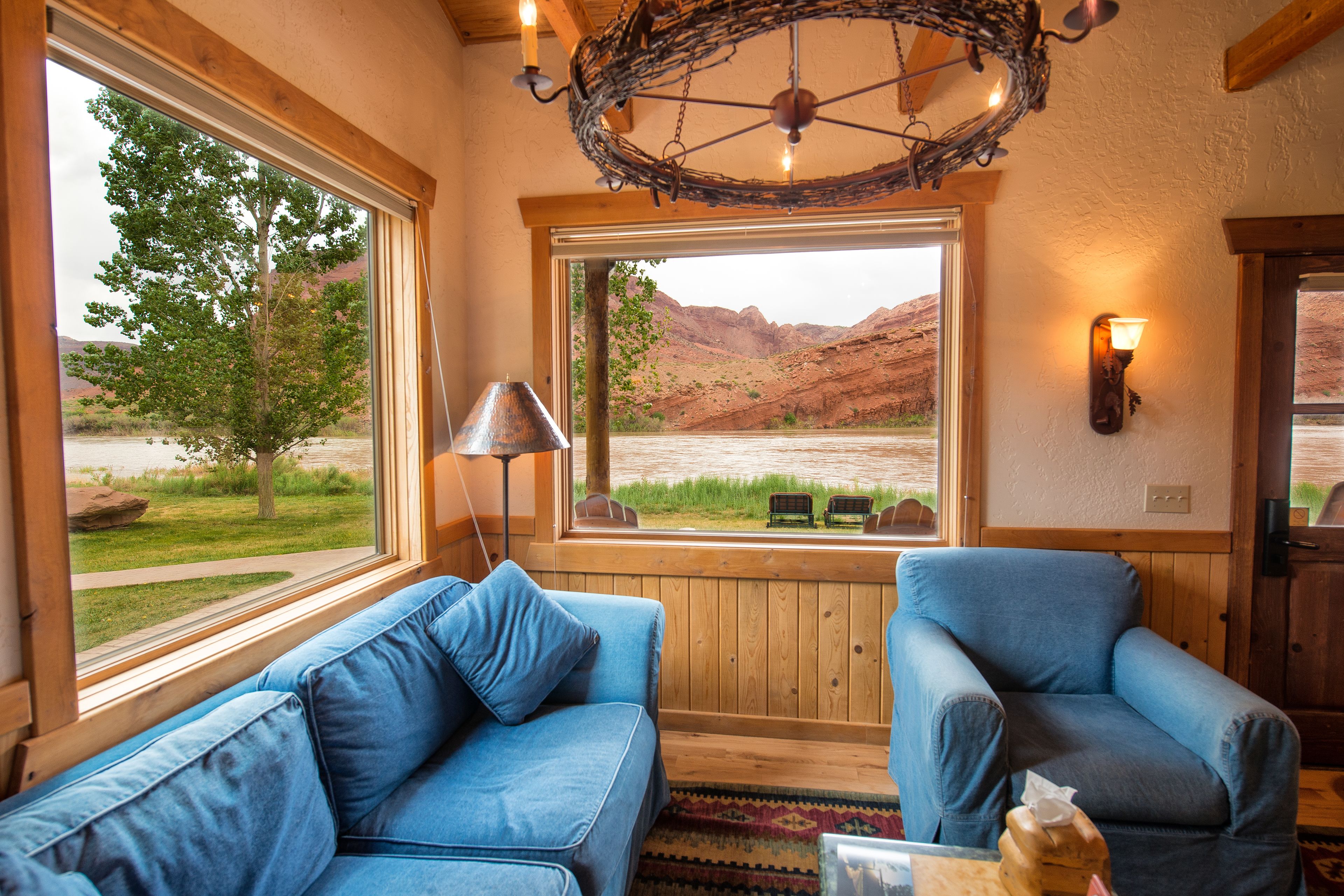 Familiesuite, 2 soverom, elveutsikt | Oppholdsområde | Flatskjerm-TV