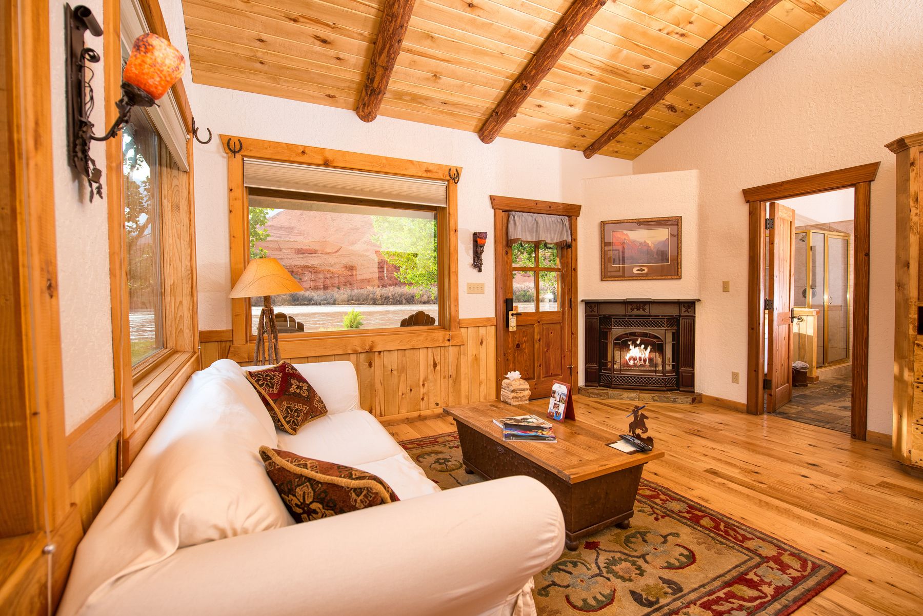 Studio – deluxe, 2 dobbeltsenger (River) | Oppholdsområde | Flatskjerm-TV