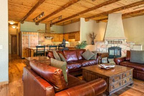 Ranch House | Living area | Flat-screen TV