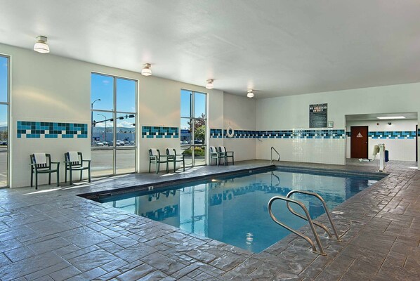 Indoor pool - Oxford Suites Yakima (Yakima)