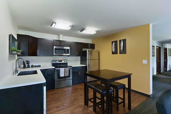 Coffee/tea maker, fridge, microwave