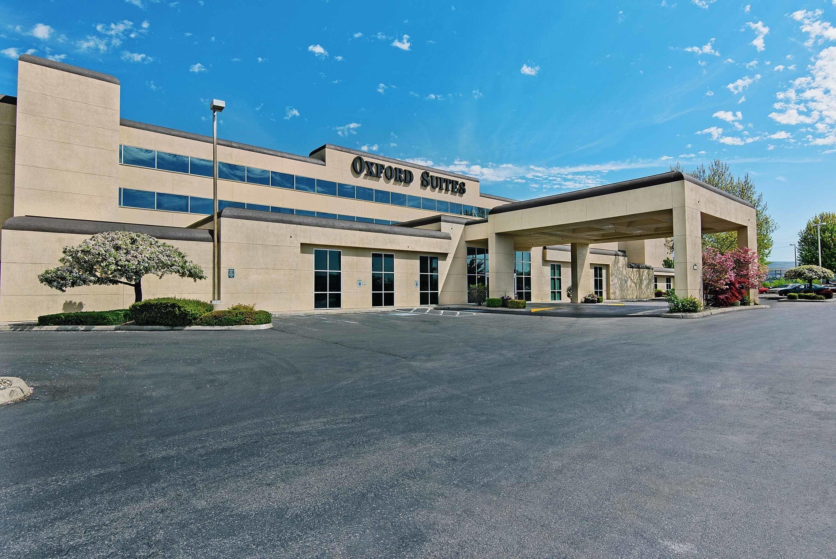 A building with a sign reading "Oxford Suites."