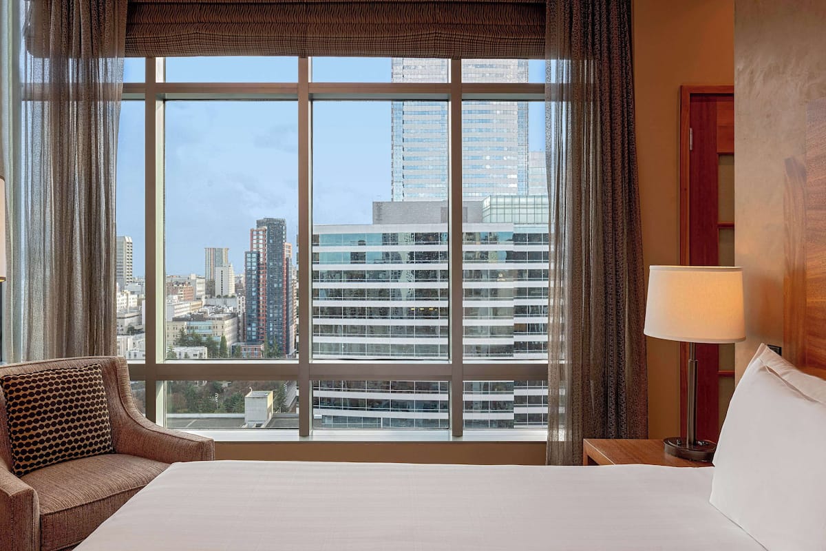 Deluxe Room, 1 King Bed, Corner | Premium bedding, pillow-top beds, in-room safe, desk
