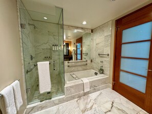 Room, 1 King Bed, Accessible, Bathtub | Bathroom