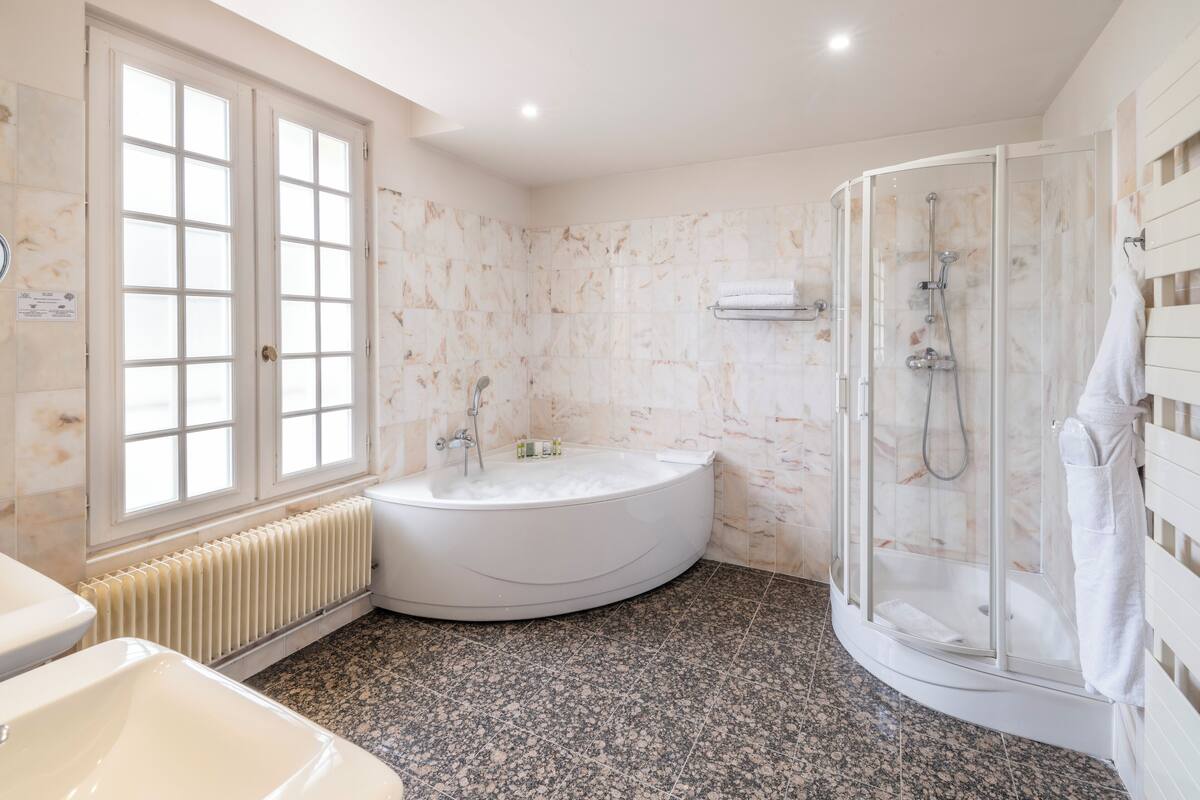 junior suite, 1 double bed (junior suite in pavilion) | bathroom | free toiletries, hair dryer, bathrobes, slippers