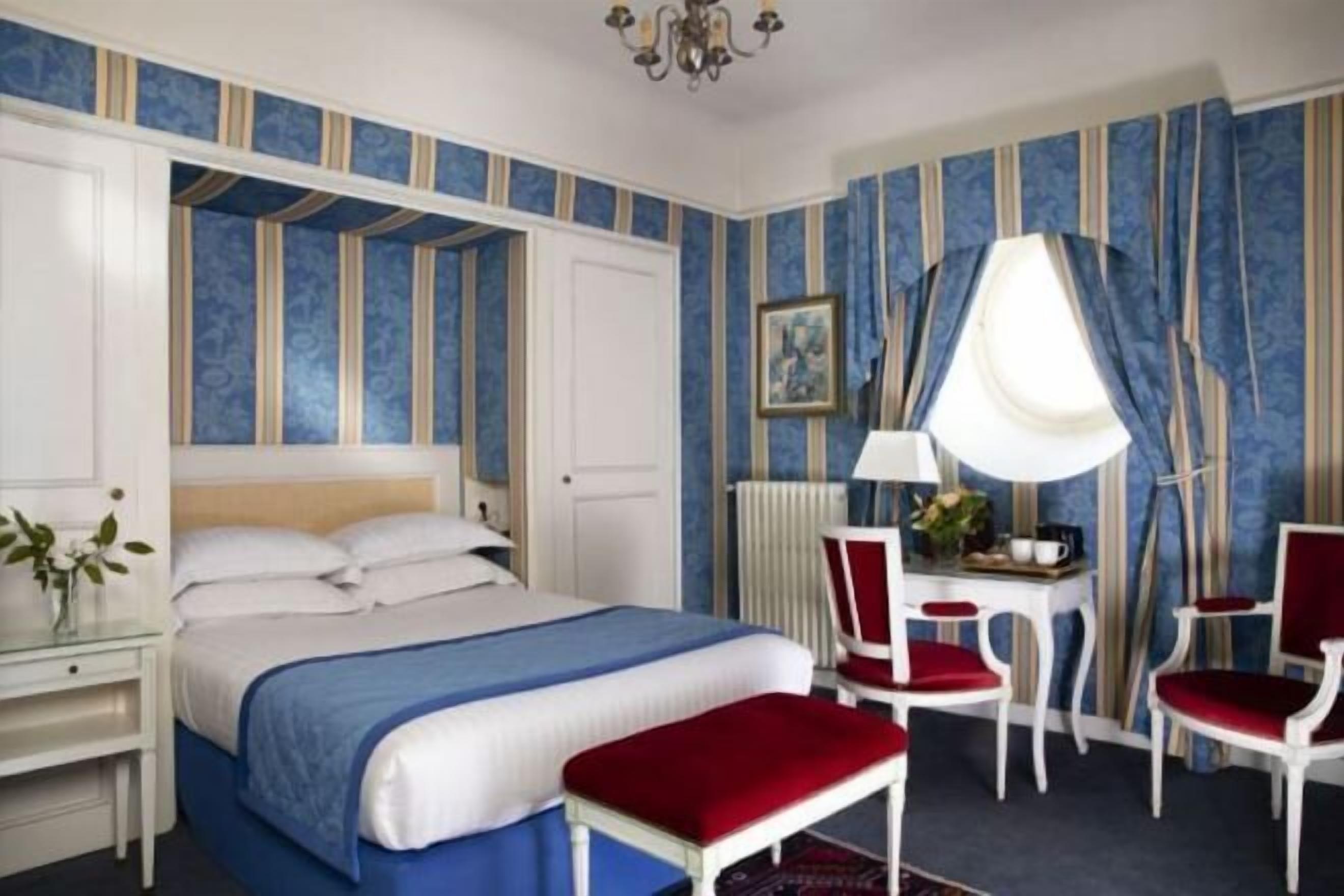 Seprai premium, tempat tidur Select Comfort, minibar, dan brankas