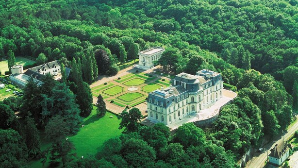 An aerial view of a large, historic estate with formal gardens and multiple buildings. - Château d'Artigny (Montbazon)