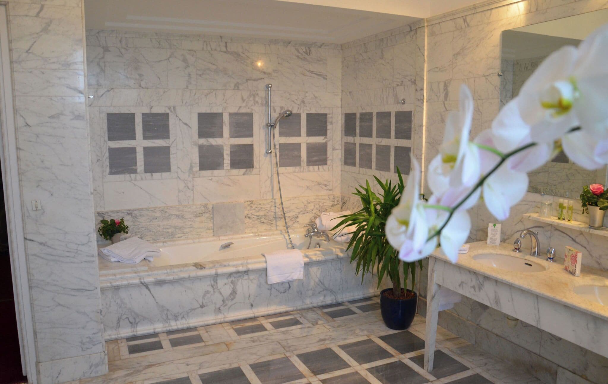 deluxe room, 1 double bed (deluxe room in the castle) | bathroom | free toiletries, hair dryer, bathrobes, slippers