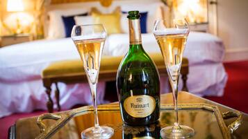 Une bouteille de champagne Ruivart sur un plateau, accompagnée de deux coupes de champagne.