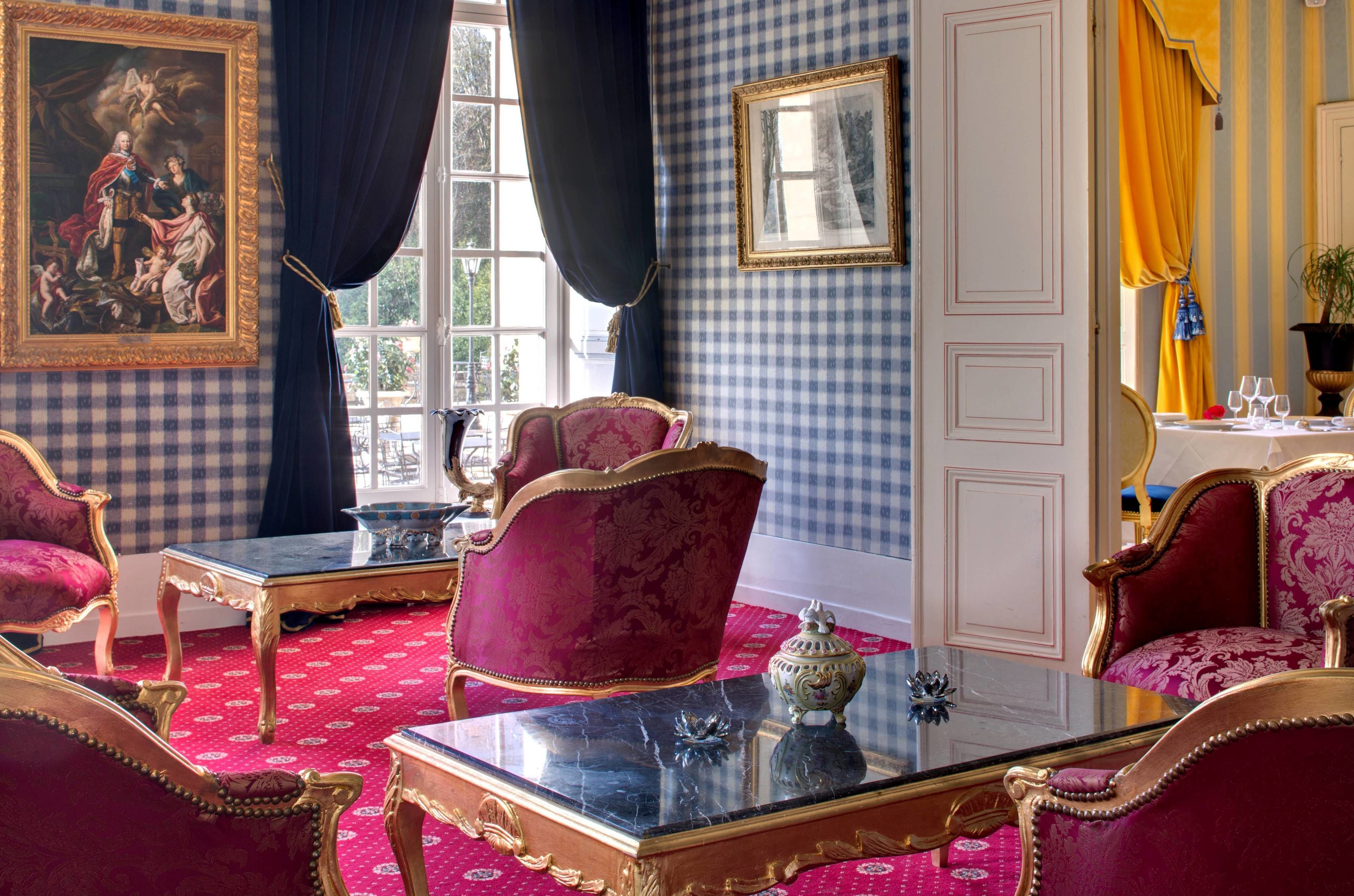 Een kamer met sierlijk meubilair, een groot raam en een geruit behang.