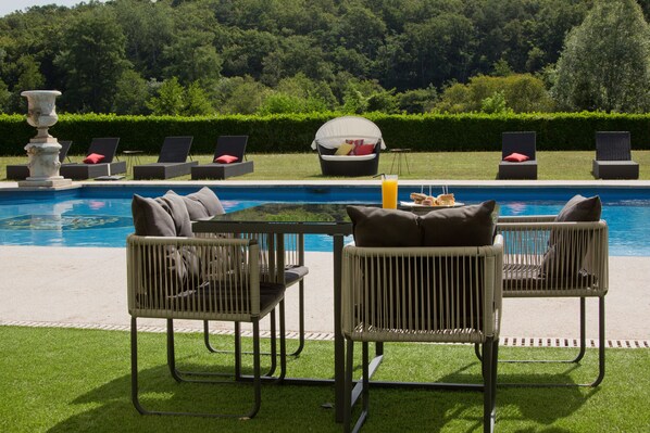 Seasonal outdoor pool, free pool cabanas, pool umbrellas