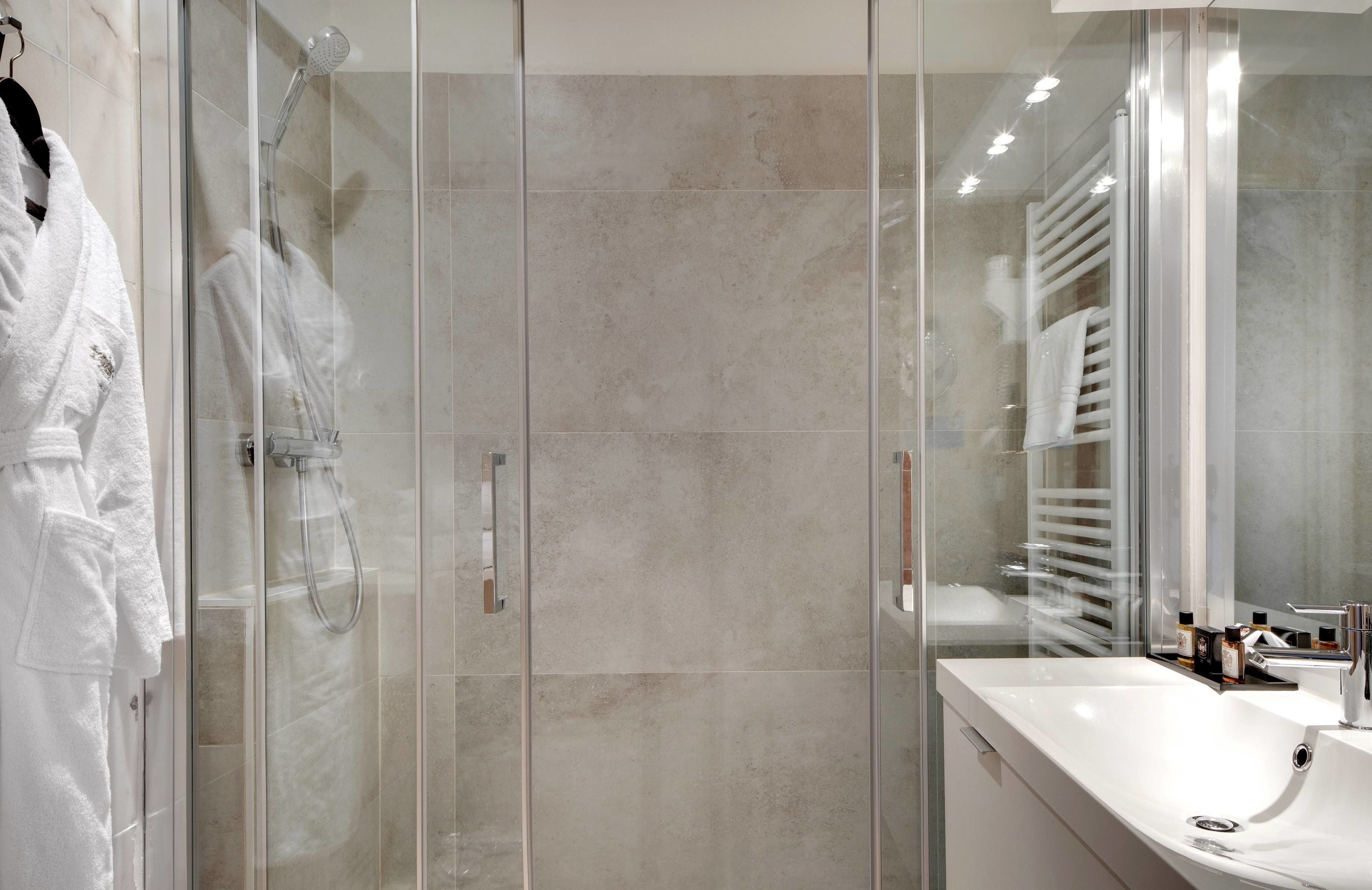 superior double room | bathroom | combined shower/bathtub, hair dryer, towels