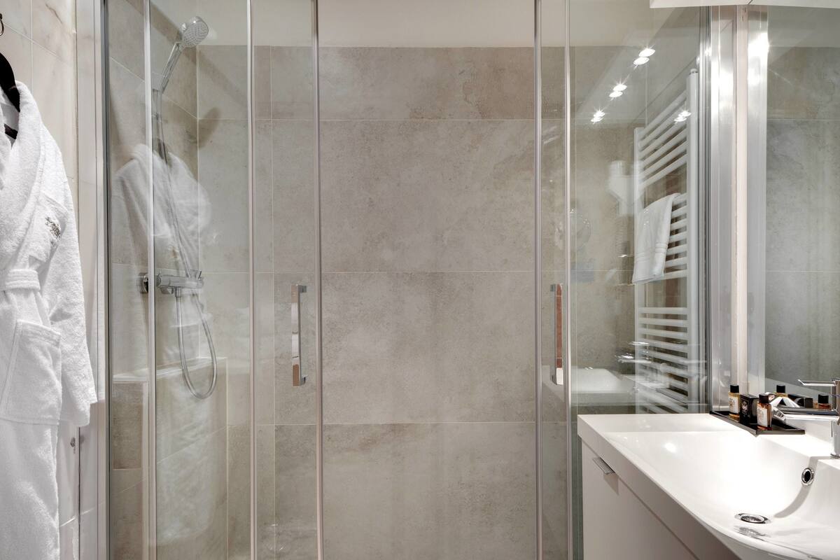 superior double room | bathroom | combined shower/bathtub, hair dryer, towels