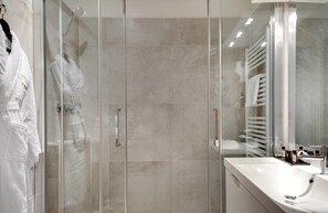 Habitación doble superior | Baño | Tina, secadora de cabello, toallas 