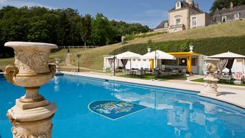 Seasonal outdoor pool, free pool cabanas, pool umbrellas