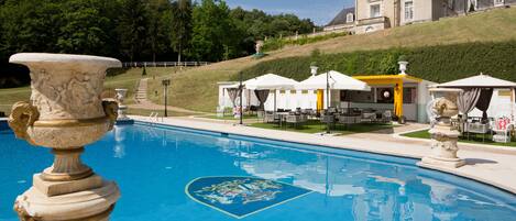 Seasonal outdoor pool, free pool cabanas, pool umbrellas