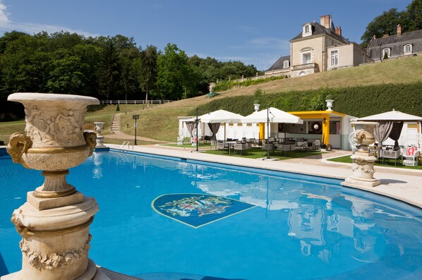 Seasonal outdoor pool, free pool cabanas, pool umbrellas