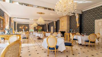 Serveert ontbijt, lunch, diner, regionale gerechten