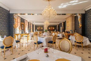 Se sirven desayunos, comidas, cenas y cocina regional