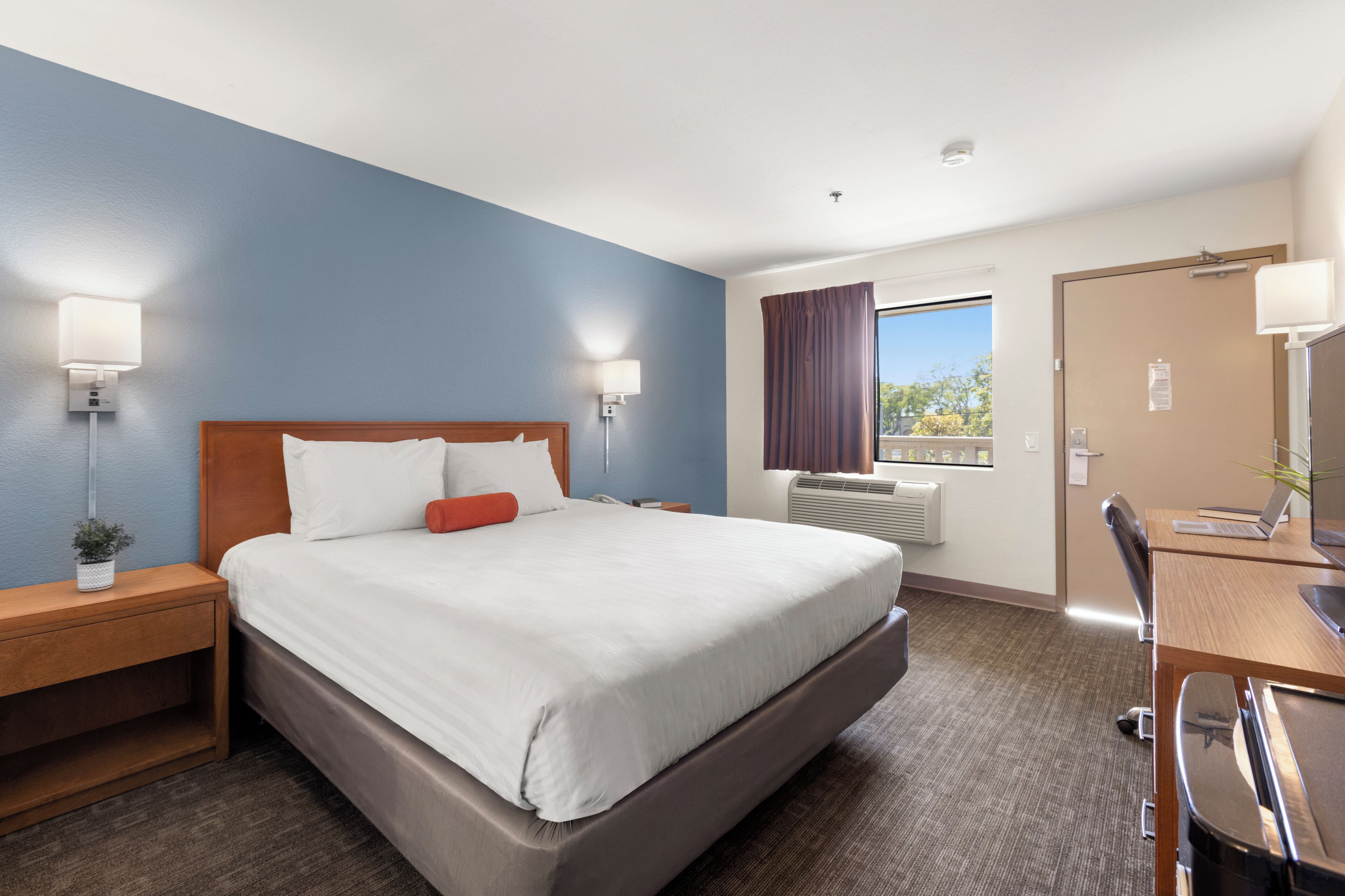 Deluxe Room, 1 King Bed | Desk, free WiFi, bed sheets