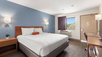 Deluxe Room, 1 King Bed | Desk, free WiFi, bed sheets