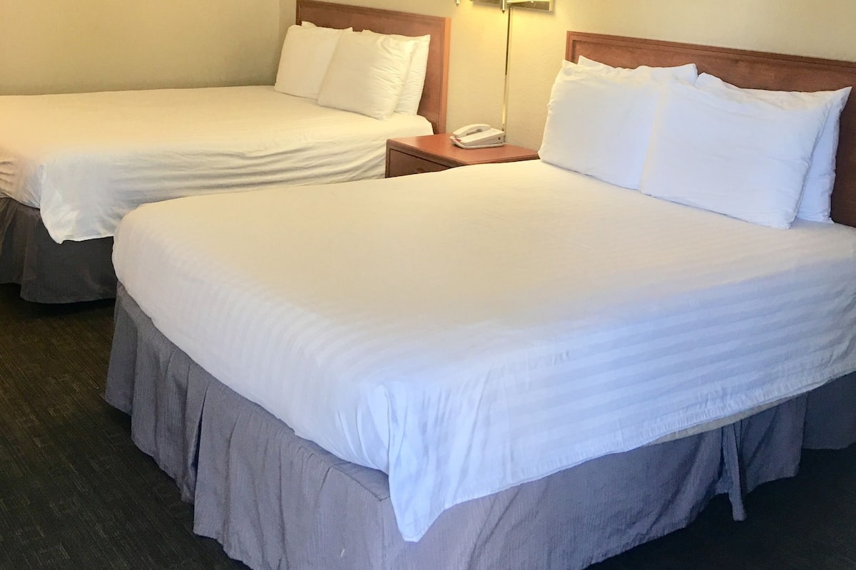 Standardzimmer, 2 Queen-Betten | Schreibtisch, Verdunkelungsvorhänge, Bügeleisen/Bügelbrett