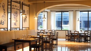 8 restaurants, breakfast, lunch, dinner served; international cuisine 