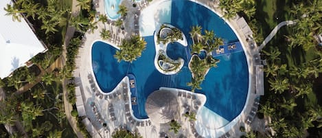 Een buitenzwembad, parasols bij het zwembad en ligstoelen