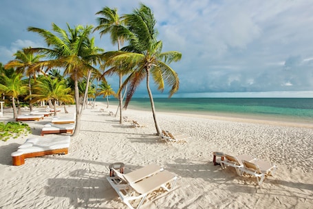 Private beach, white sand, sun loungers, beach umbrellas. Catalonia Punta Cana - All Inclusive