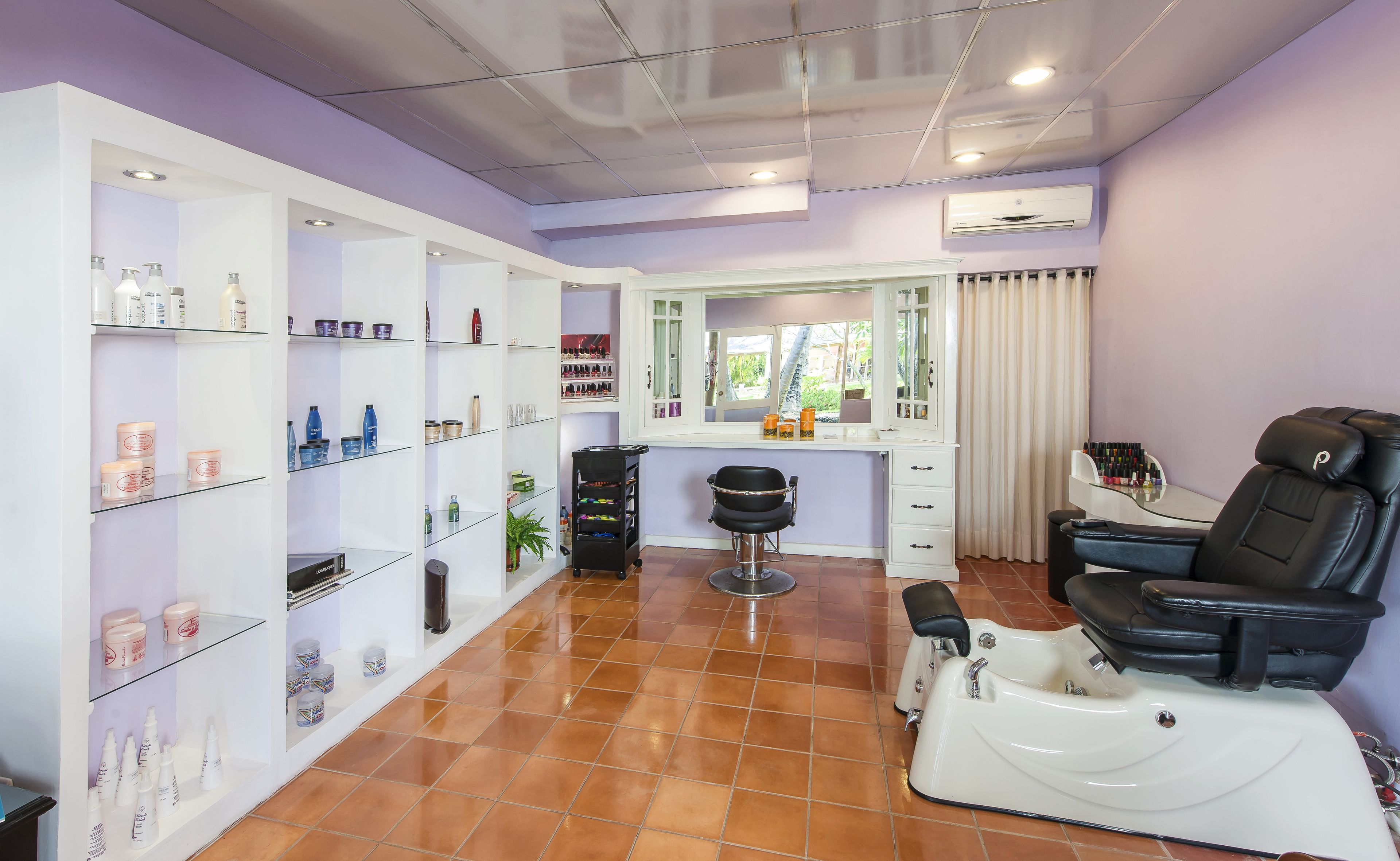 Sauna, hot tub, body treatments, aromatherapy, beach massages