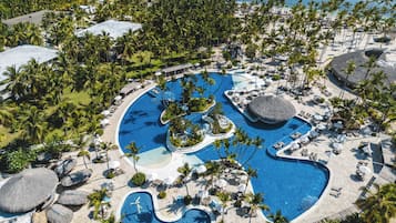 Outdoor pool, pool umbrellas, sun loungers
