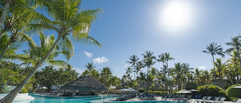 Piscine extérieure, parasols de plage, chaises longues