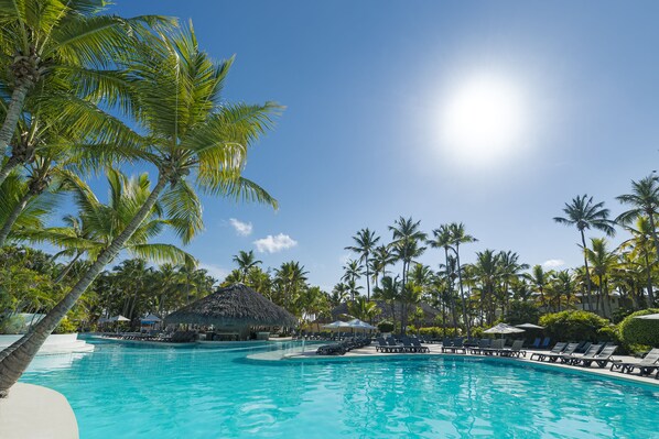 Piscine extérieure, parasols de plage, chaises longues