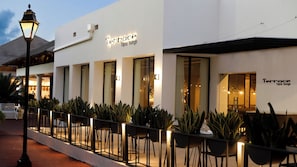 8 restaurants, breakfast, lunch, dinner served; international cuisine