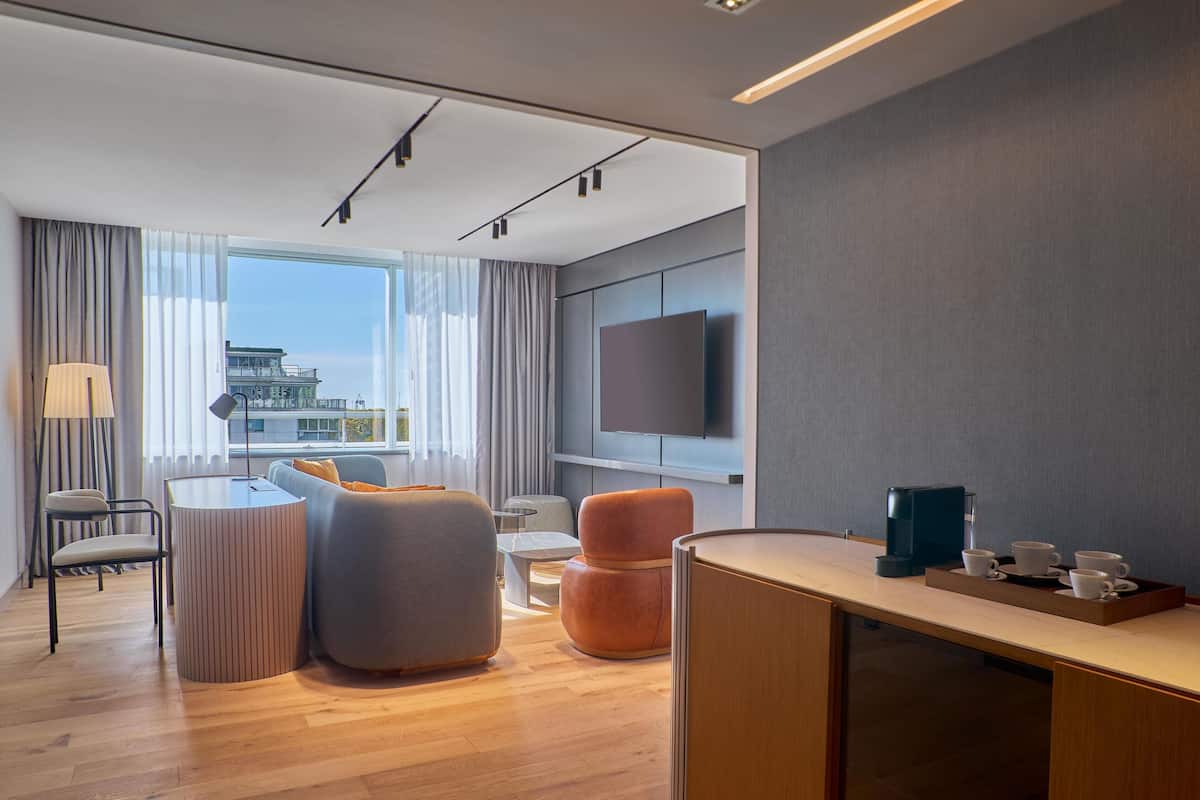 Executive-Suite, 1Â King-Bett | Wohnbereich | 32-Zoll-LCD-Fernseher mit Kabelempfang, Fernseher