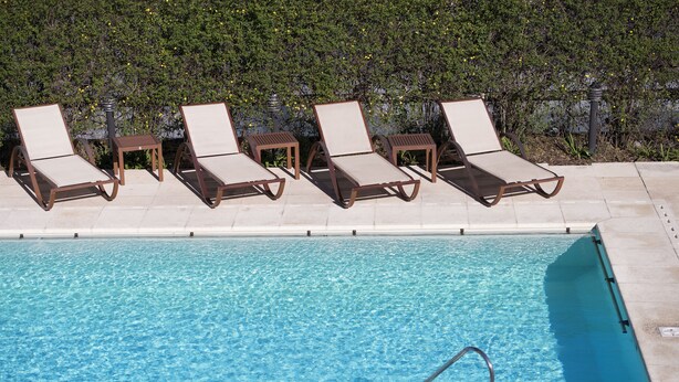 A poolside area with lounge chairs and a clear pool. - Hilton Buenos Aires (Buenos Aires)