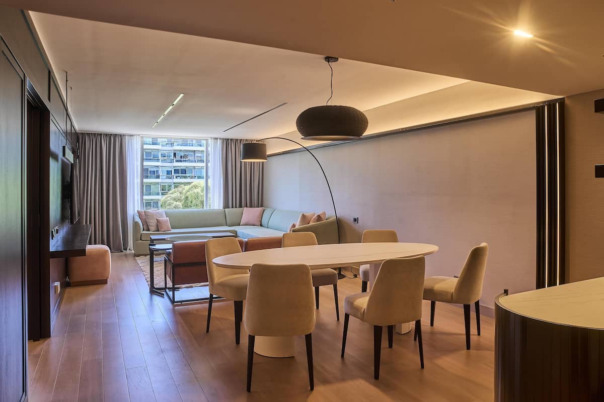 Suite, 1 Schlafzimmer, Eckzimmer | Wohnbereich | 32-Zoll-LCD-Fernseher mit Kabelempfang, Fernseher