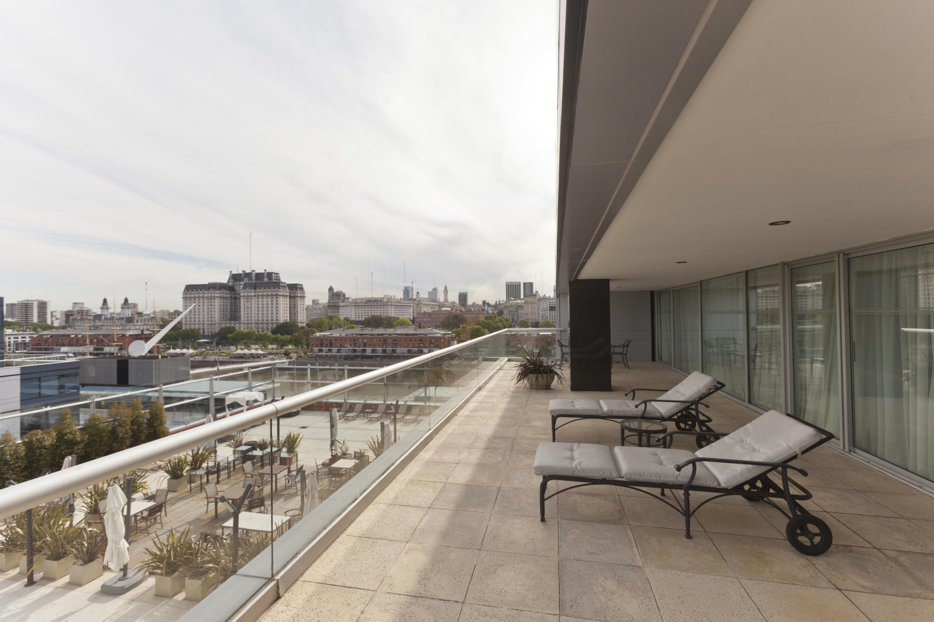 Presidential-Suite, 2 Schlafzimmer | Wohnbereich | 32-Zoll-LCD-Fernseher mit Kabelempfang, Fernseher