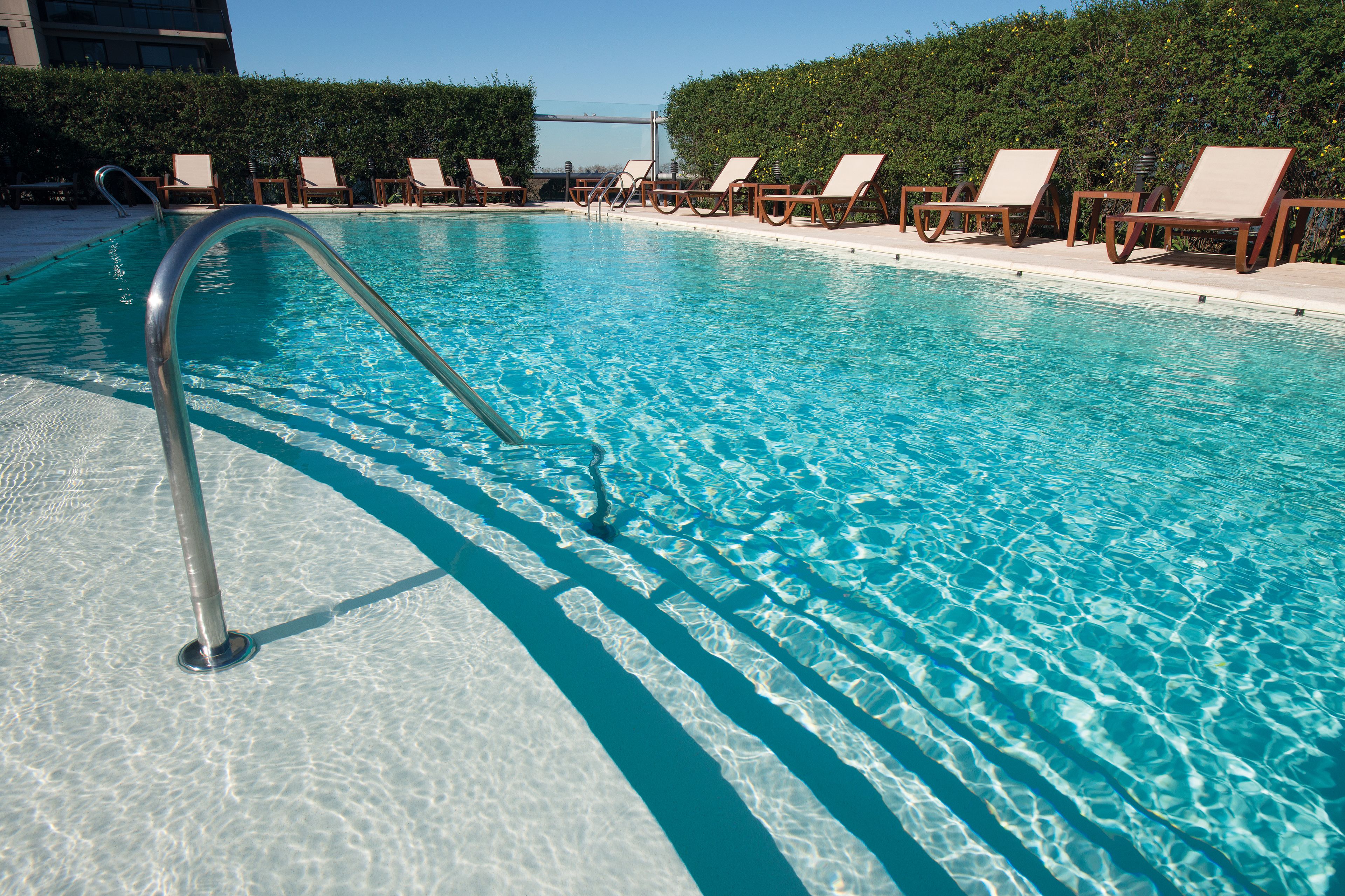 Piscina externa, guarda-sóis, espreguiçadeiras