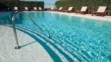 Piscina externa, guarda-sóis, espreguiçadeiras