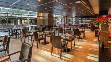 Café da manhã com buffet todos os dias (USD 35 por pessoa)